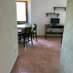 Mini Nonna Nella Lägenhet